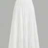 Falda larga blanca con capas y talle alto, vista frontal.