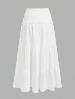Falda larga blanca con capas y talle alto, vista trasera.