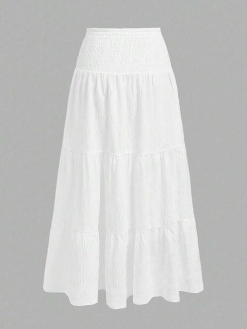 Falda larga blanca con capas y talle alto, vista trasera.