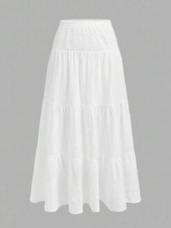 Falda larga blanca con capas y talle alto, vista frontal.