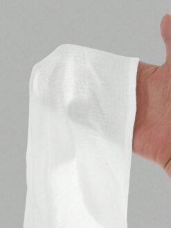 Detalle de la tela y textura de la falda larga blanca.