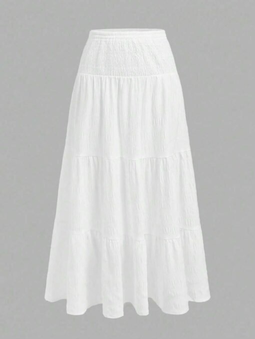 Falda larga blanca con capas y talle alto, vista frontal.