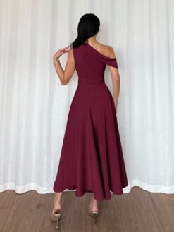 Vestido elegante asimétrico rojo violeta largo visto de espaldas.