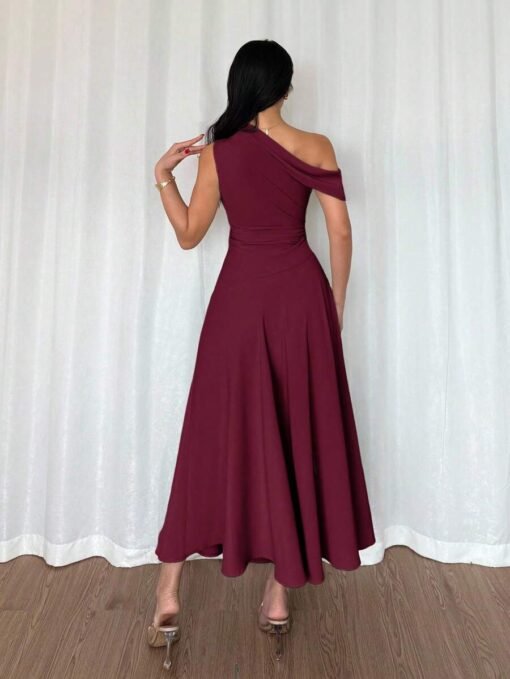 Vestido elegante asimétrico rojo violeta largo visto de espaldas.