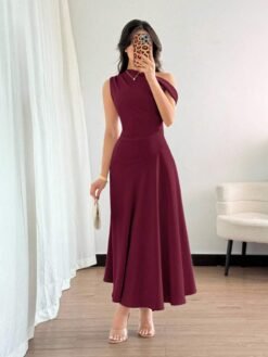 Vestido elegante asimétrico rojo violeta largo visto de frente.