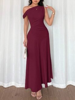 Vestido elegante asimétrico rojo violeta largo en pose de noche.